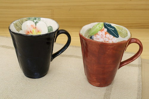 可愛い絵柄で贈り物にも喜ばれる　色釉白花／紅花　マグカップ